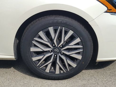 Used 2025 Nissan Altima 2.5 SV FWD image 5