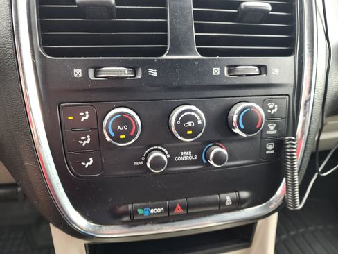 Used 2019 Dodge Grand Caravan SXT FWD image 25