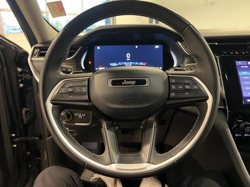 Used 2023 Jeep Grand Cherokee Laredo image 11