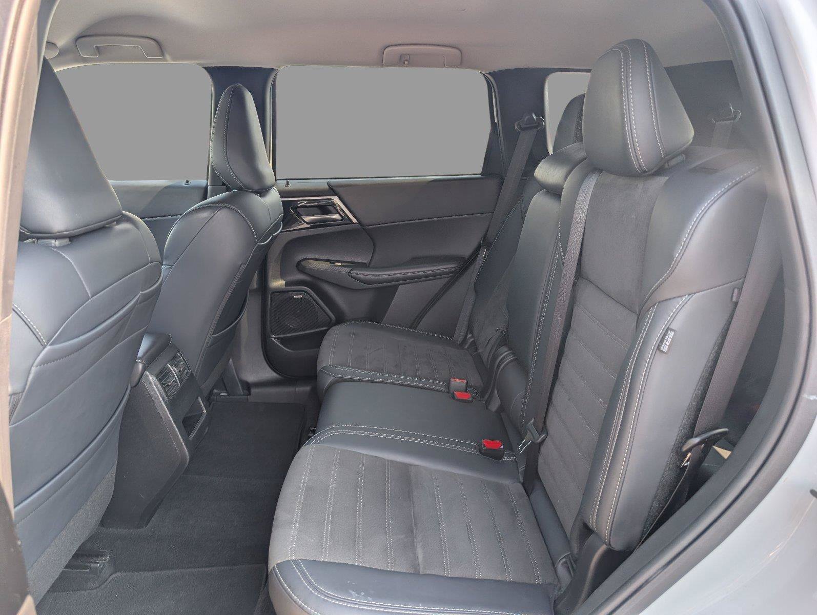 Used 2025 Mitsubishi Outlander SE AWD/4WD image 36