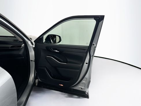 Used 2020 Toyota Highlander XLE FWD image 34