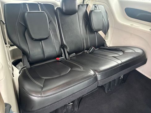 Used 2023 Chrysler Pacifica Touring-L FWD image 12
