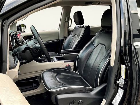 Used 2022 Chrysler Pacifica Limited image 21