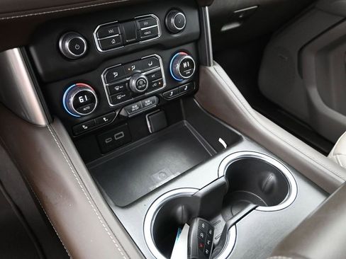 Used 2024 Chevrolet Suburban LT image 18