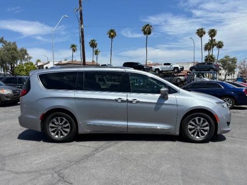 Used 2019 Chrysler Pacifica Touring-L Plus FWD image 2