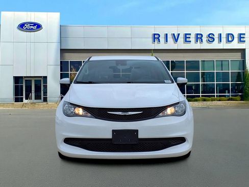 Used 2023 Chrysler Voyager LX image 2