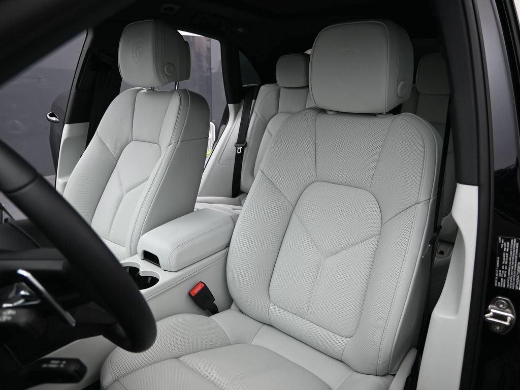 Certified 2026 Porsche Macan AWD/4WD image 5