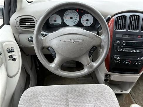 Used 2005 Chrysler Town & Country FWD image 8