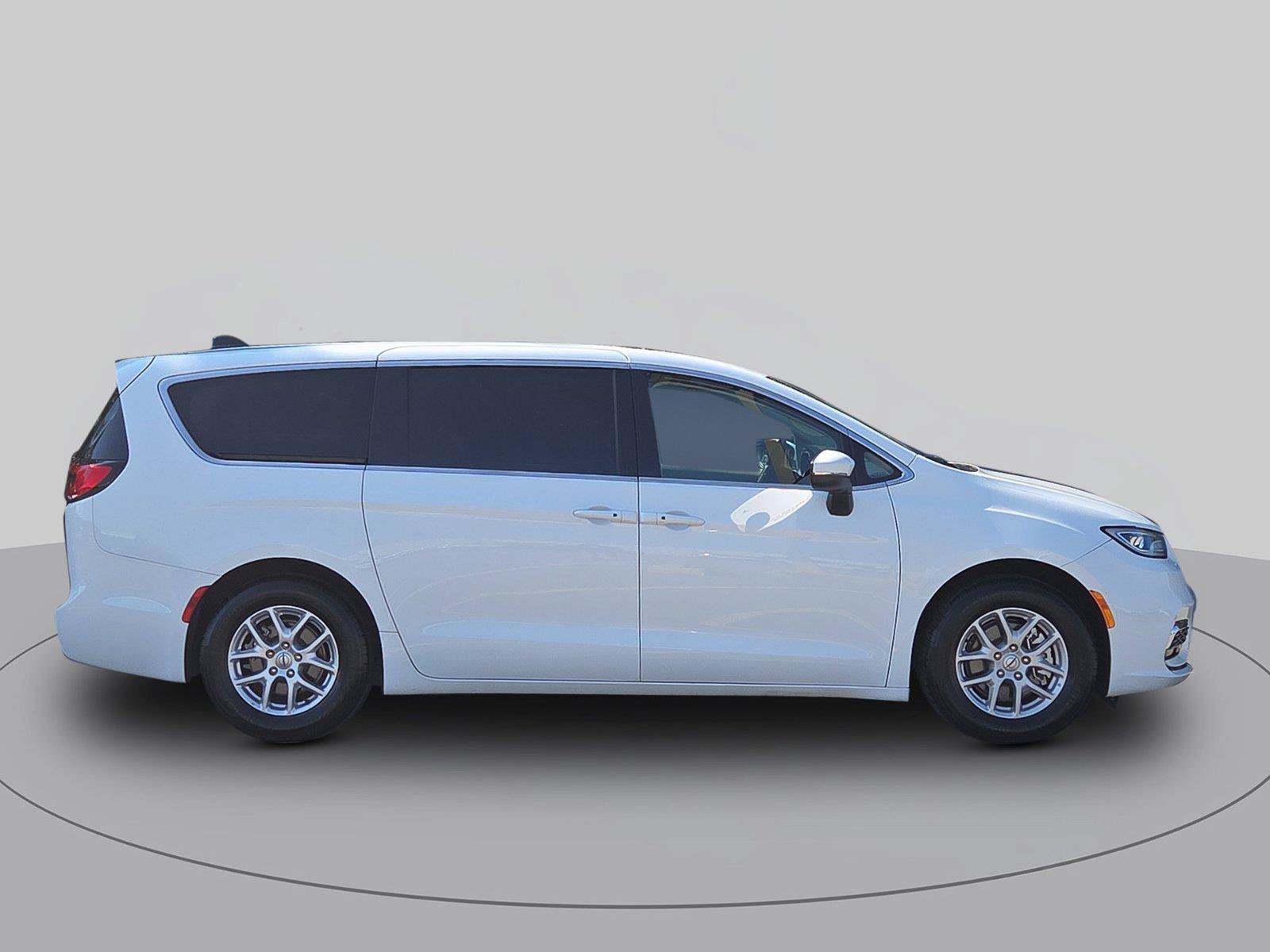 Used 2023 Chrysler Pacifica Touring-L FWD image 2