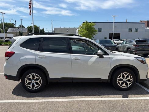 Used 2019 Subaru Forester Premium AWD/4WD image 3