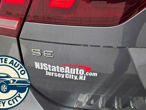 Used 2022 Volkswagen Tiguan SE w/ Panoramic Sunroof Package AWD/4WD image 29