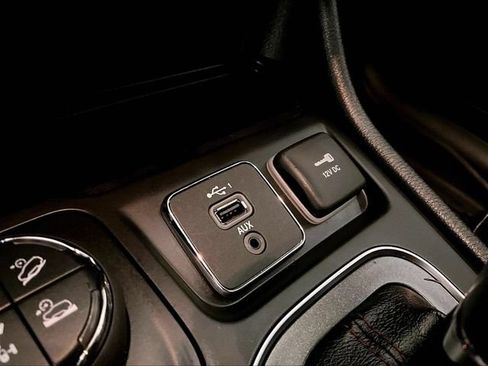 Used 2020 Jeep Cherokee Trailhawk AWD/4WD image 31