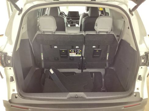 Used 2024 Toyota Sienna XLE FWD image 35