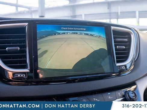 Used 2023 Chrysler Pacifica Touring-L image 8