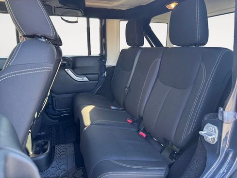 Used 2017 Jeep Wrangler Unlimited Rubicon w/ Connectivity Group AWD/4WD image 13