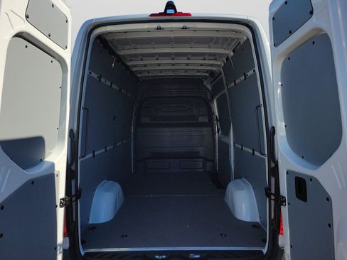 Used 2025 Mercedes-Benz Sprinter 2500 image 31