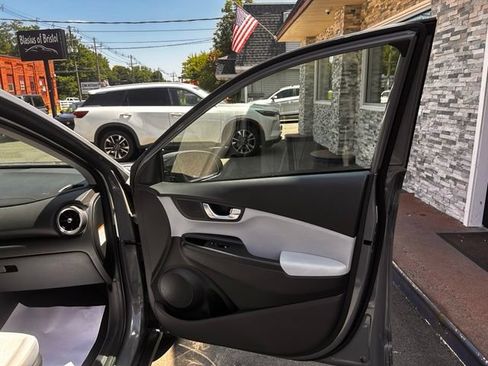 Used 2023 Hyundai Kona SE FWD image 13
