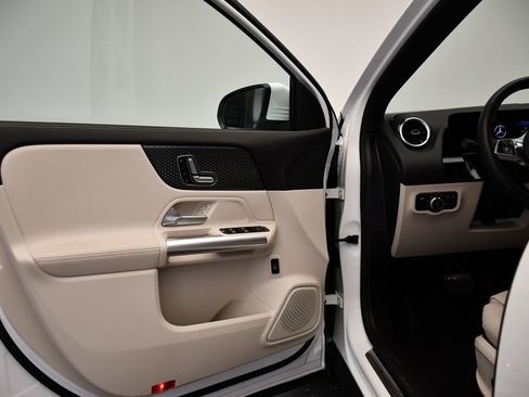 Used 2025 Mercedes-Benz GLA 250 4MATIC image 31