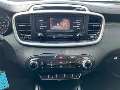 Used 2016 Kia Sorento LX w/ LX Convenience Package image 18