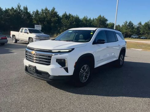Used 2025 Chevrolet Traverse LT image 4