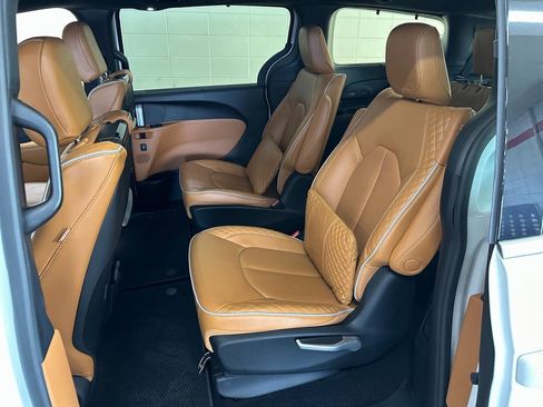 Certified 2021 Chrysler Pacifica Pinnacle image 40