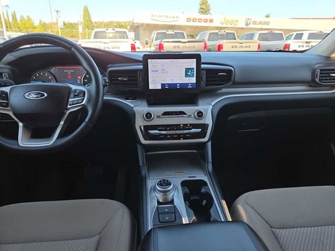 Used 2023 Ford Explorer XLT AWD/4WD image 18