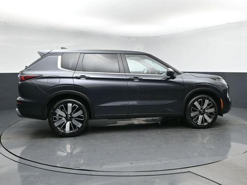 New 2026 Mitsubishi Outlander LE image 3