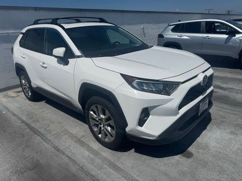 Used 2019 Toyota RAV4 XLE Premium w/ Carpet Mat Package FWD image 3