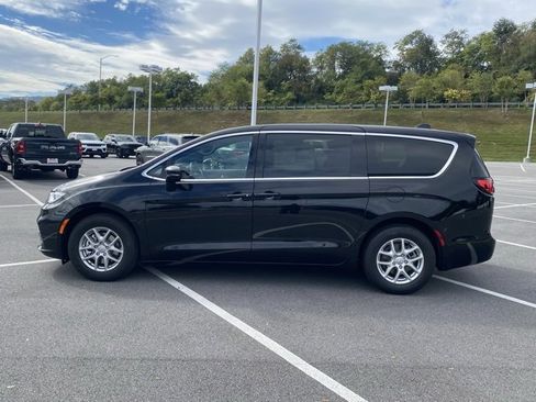 New 2026 Chrysler Pacifica Select image 3