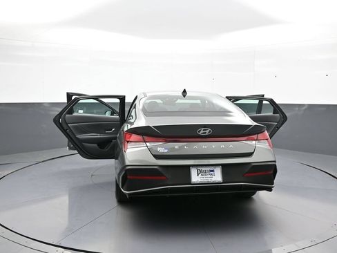 Certified 2025 Hyundai Elantra SE FWD image 45