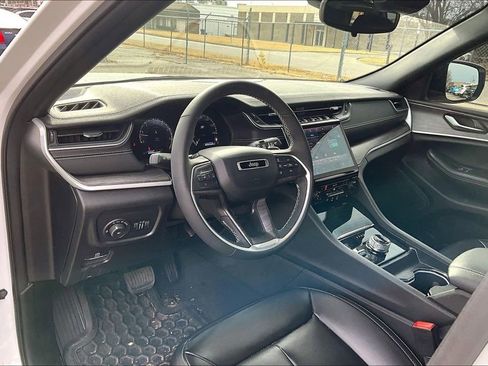 Used 2024 Jeep Grand Cherokee Limited w/ Black Appearance Package image 17