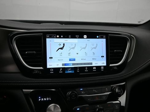 Used 2023 Chrysler Pacifica Limited w/ S Appearance Package FWD image 14