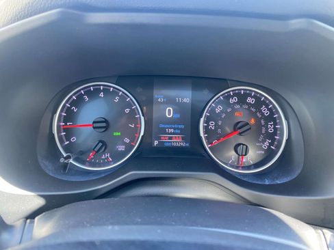 Used 2021 Toyota RAV4 XLE w/ Convenience Package FWD image 22