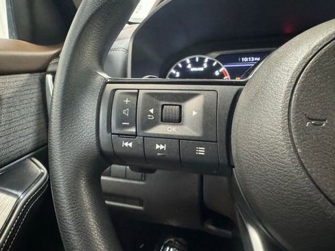 Used 2022 Nissan Rogue SV image 16