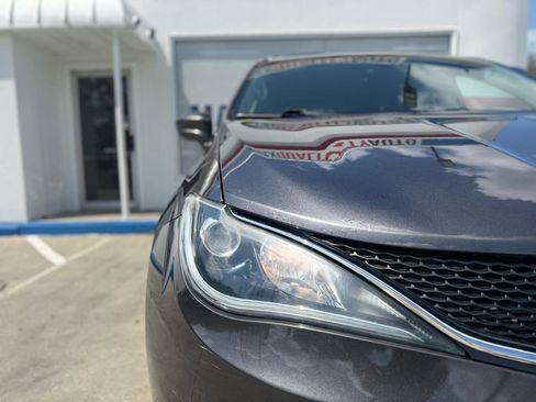 Used 2019 Chrysler Pacifica Touring-L FWD image 9