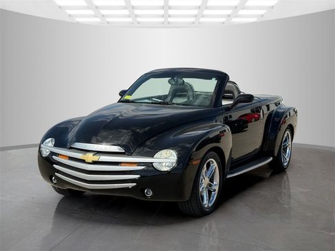 Used 2005 Chevrolet SSR w/ Preferred Equipment Group image 3