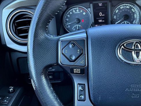 Used 2018 Toyota Tacoma TRD Sport AWD/4WD image 19
