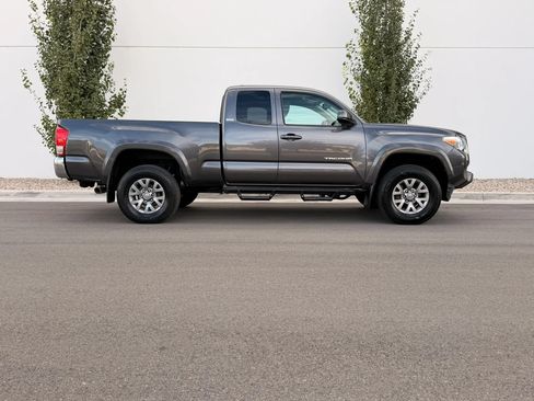 Used 2017 Toyota Tacoma SR5 w/ Tow Package AWD/4WD image 3