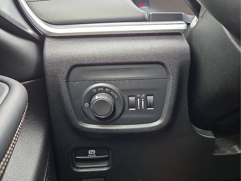 Used 2024 Jeep Grand Cherokee Altitude AWD/4WD image 21