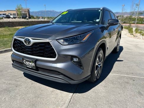 Used 2023 Toyota Highlander XLE FWD image 3