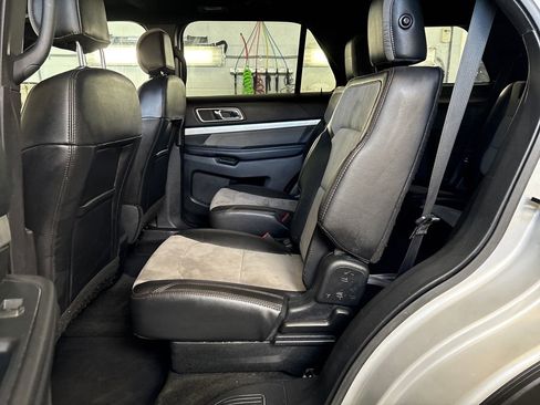 Used 2017 Ford Explorer XLT w/ Equipment Group 202A AWD/4WD image 22