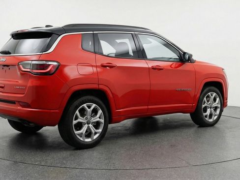 Used 2025 Jeep Compass Latitude image 9