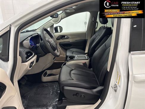 Used 2024 Chrysler Pacifica Limited FWD image 40