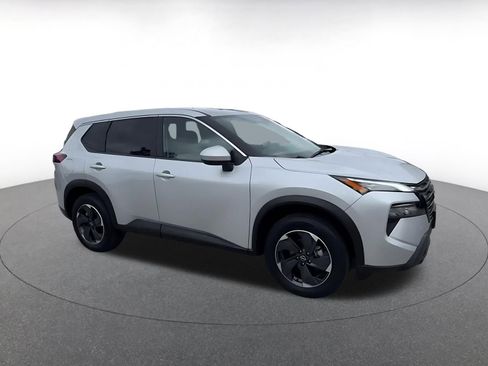 Used 2025 Nissan Rogue SV image 2