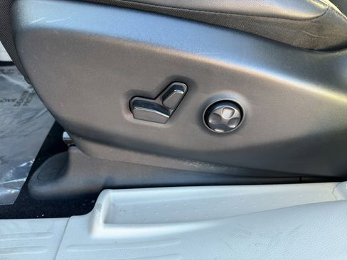 Used 2024 Chrysler Pacifica Touring-L image 13