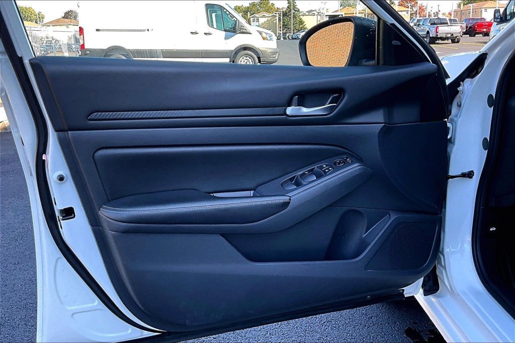 Used 2025 Nissan Altima 2.5 SV FWD image 21
