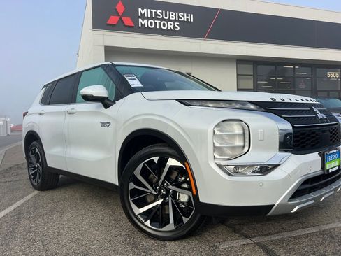 New 2025 Mitsubishi Outlander SE image 2