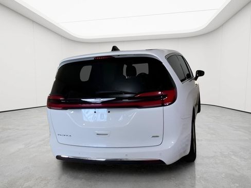 Used 2023 Chrysler Pacifica Touring-L AWD/4WD image 3