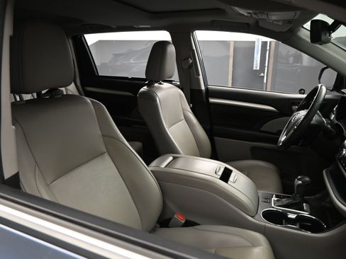 Used 2019 Toyota Highlander XLE image 22