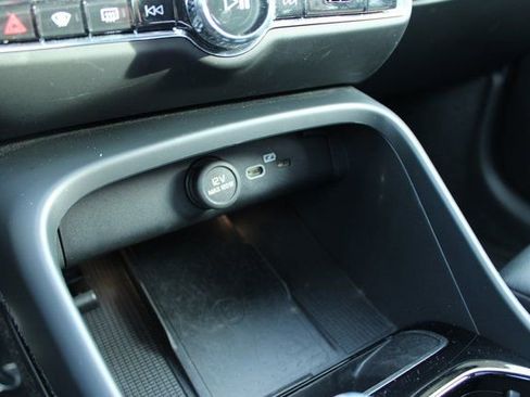 Used 2025 Volvo XC40 B5 Plus image 20